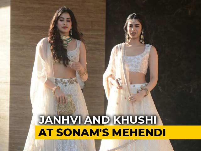 Video : Janhvi Kapoor, Karan Johar & Other Stars At Sonam Kapoor's <i>Mehendi</i> Party