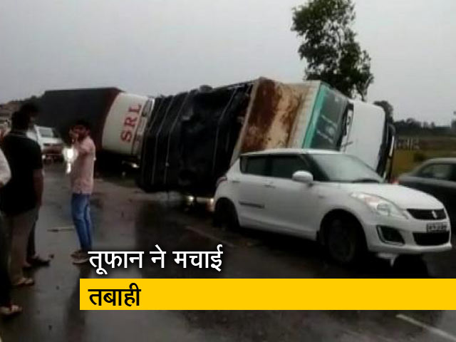 यूपी में महीने भर में आए तीसरे तूफ़ान से तबाही