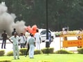 Videos : जब विजय चौक पर धू-धूकर जल उठी कार