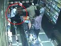 Videos : कैमरे में कैद : दुकानदार की पिटाई करते 'वीआईपी के बॉडीगार्ड'