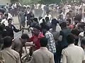 Videos : क्रिकेट के शौकीनों पर पुलिस ने चलाई लाठी