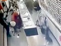 Videos : सीसीटीवी कैमरे में कैद : मुंबई में गहनों की दुकान में लूटपाट