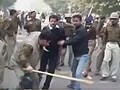 Video : इलाहाबाद में प्रदर्शनकारी छात्रों पर पुलिस का लाठीचार्ज