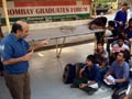 Video : फुटपाथ पर चलती प्रोफेसर की पाठशाला