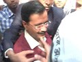Video : केजरीवाल के दिल्ली स्थित आवास के बाहर हंगामा