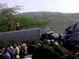 Video : महाराष्ट्र : रायगढ़ में पटरी से उतरी ट्रेन, 19 की मौत