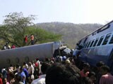 Video : 19 Killed After Passenger Train Derails in Maharashtra's Raigad