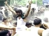 Videos : व्यापम घोटाला : भोपाल में सीएम आवास के बाहर कांग्रेस कार्यकर्ताओं का प्रदर्शन