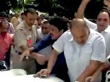 Videos : रेलमंत्री गौड़ा के घर के बाहर कांग्रेस का प्रदर्शन