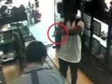 Videos : कैमरे में कैद : कर्मचारी को गोली मारकर लूट लिए जेवर