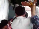 Video : मुंबई : लोकल ट्रेन में युवक की पिटाई