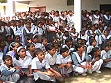 Videos : लखनऊ : 1300 बच्चों के स्कूल में शौचालय नदारद