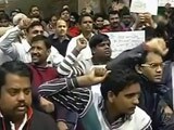 Video : दिल्ली : उबर टैक्सी के ड्राइवरों ने बैन के खिलाफ किया प्रदर्शन