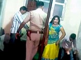 Videos : कैमरे में कैद : अश्लील डांस में पुलिसवाले ने लुटाए पैसे, लगाए ठुमके