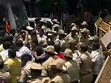 Video : IAS अफसर रवि की मौत पर कर्नाटक से लेकर दिल्ली तक प्रदर्शन