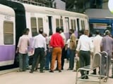 Video : मुंबई : चर्चगेट स्टेशन पर प्लेटफॉर्म पर चढ़ गई लोकल ट्रेन