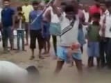 Videos : बिहार में दो छात्रों की मौत से गुस्साए लोगों ने स्कूल निदेशक को पीट - पीटकर मार डाला