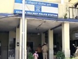 Video : मुंबई : ट्रेन से गिरे मोबाइल फोन को ढूंढने के चक्कर में गई युवक की जान