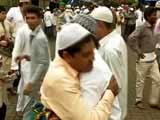 Videos : देशभर में धूमधाम से मनाई जा रही है ईद, लोगों ने गले मिलकर दी एक-दूसरे को बधाई