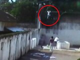 Videos : कैमरे में कैद : जेल की दीवार फांदकर भागा कैदी