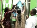 Videos : चेन्नई: पब्लिक टॉयलेट में तस्वीरें लगाने से नाराज लोग, पोस्टर फाड़े