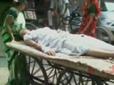 Videos : आगरा : अस्पताल में ठेलों पर मरीज, स्ट्रेचर पर ले जाया जा रहा कूड़ा!