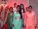 Video : अलग अंदाज़ में फैशन शो, गांव की महिलाएं रैंप पर