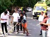 Videos : जब 5,000 किलो की बस को बालों से खींचकर ले गया राजस्थानी स्टंटमैन