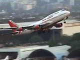 Videos : मुंबई एयरपोर्ट पर दर्दनाक हादसा, इंजन की चपेट में आया शख्स