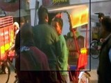 Videos : कमज़ोर पर कुर्सी का रौब - अधिकारी ने की रिक्शा चालक की पिटाई