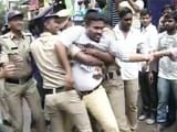 Video : हैदराबाद में छात्र की खुदकुशी मामला : मंत्री दत्तात्रेय के घर के बाहर प्रदर्शन