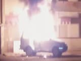 Videos : धार्मिक स्थल को तोड़ने पहुंची पुलिस, उग्र लोगों ने डीएसपी की गाड़ी में लगा दी आग