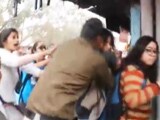 Video : रोहित वेमुला के लिए रैली कर रहे प्रदर्शनकारियों को पुलिस ने बेरहमी से पीटा