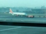 Videos : मुंबई में एयर इंडिया के विमान की आपात लैंडिंग, 120 लोग थे सवार