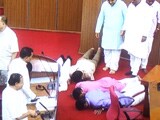 Video : ओडिशा विधानसभा : मुख्यमंत्री के सामने झोली फैलाकर खड़े हो गए विधायक
