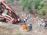 Videos : मुंबई-पुणे एक्सप्रेस वे पर बस ने दो कारों को मारी टक्कर, 17 लोगों की मौत