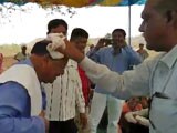 Videos : एमपी गजब है! जंगलों की महिमा बताने के लिए मंत्री ने अपने गंजे सिर पर डलवाया पानी