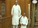 Videos : दिल्ली विधानसभा में टेबल पर चढ़ गए बीजेपी विधायक विजेंद्र गुप्ता