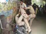 Video : Caught on Camera: Lucknow Policemen Brawl In Public, Allegedly Over Bribe
