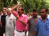 Videos : सातवें वेतन आयोग की सिफारिशों के विरोध में सड़क पर उतरे रेलवे कर्मचारी...