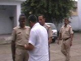 Videos : कैमरे में कैद : बसपा के पूर्व सांसद की जेल से रिहाई पर पुलिसवालों को बांटे पैसे