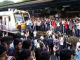 Video : घंटों बाद बदलापुर से ट्रेनें शुरू, ग़ुस्साए यात्रियों ने रेल रूट बाधित रखा