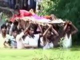 Video : मध्य प्रदेश : दबंगों ने खेत से नहीं दिया शव यात्रा के लिए रास्ता