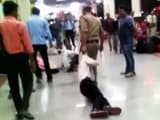 Video : ग्‍वालियर रेलवे स्‍टेशन पर GRP के जवान ने नाबालिग को पीटा, प्‍लेटफॉर्म पर बुरी तरह घसीटा