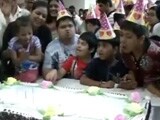 Videos : जन्मदिन मनाने गुजरात पहुंचे पीएम नरेंद्र मोदी, गांधी नगर में मां से लिया आशीर्वाद