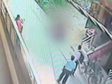 Videos : दिल्ली में दिनदहाड़े युवक ने युवती को चाकुओं से गोदा