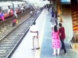 Video : क्यों लोकल से यात्रा करने वाले लोग अचानक ट्रेन से कूद पड़े