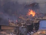 Videos : मुंबई के ओशिवारा में फर्नीचर मार्केट में आग