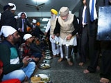 Video : PM Narendra Modi Visits Golden Temple, Serves Langar
