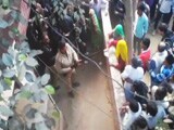 Video : बैंक के बाहर हंगामा, कॉन्स्टेबल और महिलाओं के बीच हाथापाई